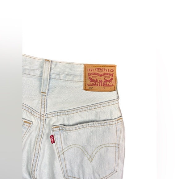 Levi’s womens Cut Off Light Wash Denim
Shorts sz 25 vintage raw hem preloved - Picture 6 of 9